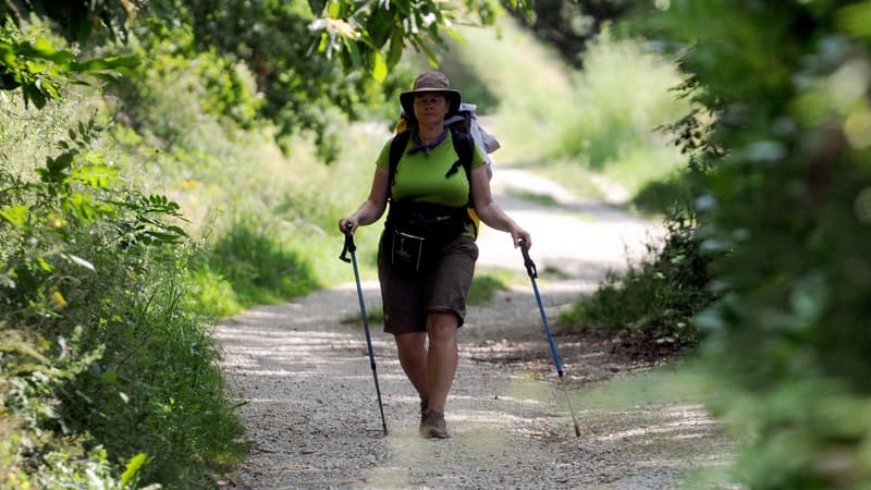 Une randonneuse à Conques, dans l'Aveyron, en juillet 2013. (photo d'illustration)