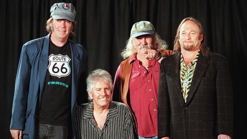 Neil Young, Graham Nash, David Crosby et Stephen Stills, qui ont formé le groupe Crosby, Stills, Nash & Young dans les années 1960, lors d'une conférence de presse en 1999