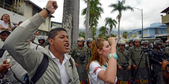 Le 25 février à Caracas, Capitale du Venezuela, des manifestants protestent contre la politique du président Nicolas Maduro. Le 25 février à Caracas, Capitale du Venezuela, des manifestants protestent contre la politique du président Nicolas Maduro.