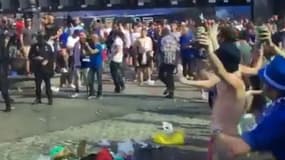 Les supporters de Leicester face à la police espagnole, à Madrid, avant le quart de finale aller entre leur club et l'Atlético.