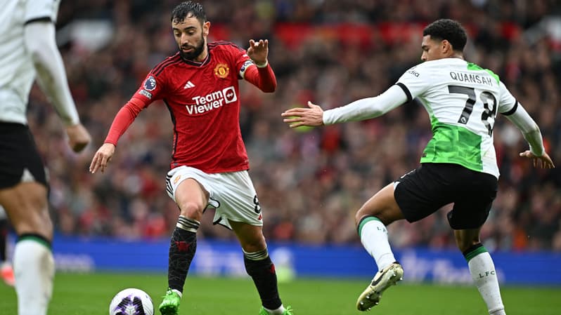Bruno Fernandes au duel avec Jarell Quansah lors de Manchester United-Liverpool, 7 avril 2024