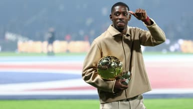 L'attaquant n°10 du Paris Saint-Germain Ousmane Dembélé et son trophée du Ballon d'Or lors d'une cérémonie après le match de football de L1 entre le Paris Saint-Germain (PSG) et Auxerre au stade du Parc des Princes à Paris, le 27 septembre 2025