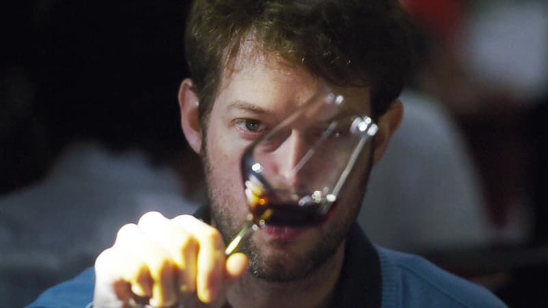 Un candidat tente de deviner les spécificités de ce vin mystère, lors des championnats du monde de dégustation à l'aveugle. 