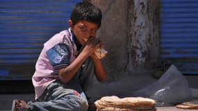 Un enfant syrien dans les rues de la cité en guerre de Tall Abyad, près de la frontière Turque, le 25 juin 2015