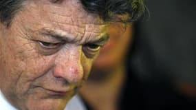 Après avoir quitté l'UMP, l'ancien ministre de l'Ecologie Jean-Louis Borloo a esquissé samedi un rapprochement avec les radicaux de gauche en affichant avec eux son refus de stigmatiser la religion musulmane. /Photo prise le 14 avril 2011/REUTERS/Jean-Pau