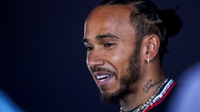 Lewis Hamilton dans le paddock du circuit international de Bahreïn, le 2 mars 2023.