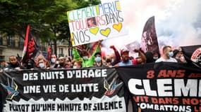 Des personnes défilent à la mémoire du militant Clément Méric, le 5 juin 2021 à Paris