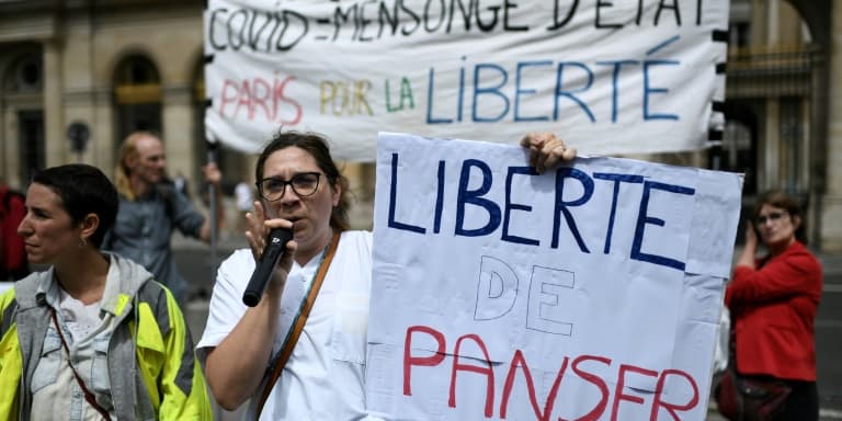 Manifestation contre la loi instaurant une obligation vaccinale pour les soignants devant le Conseil constitutionnel à Paris le 5 août 2021 (Photo d'illustration).