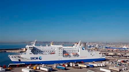 Ferry de la SNCM dans le port de Marseille. Les compagnies maritimes SNCM et CMN ont annulé leurs quatre rotations prévues entre le continent, la Corse ou la Sardaigne en raison d'une grève des marins CGT. La SNCM prévoit des perturbations sur ses travers