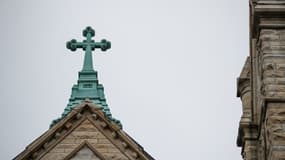 Une croix sur une église catholique américaine (photo d'illustration)