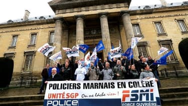 Une cinquantaine de policiers se sont rassemblés devant le tribunal correctionnel de Reims.