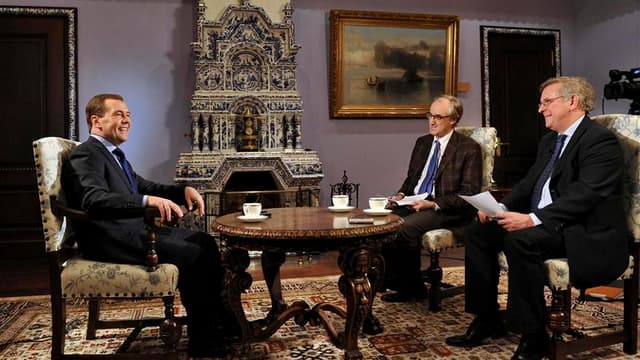 Le Premier ministre russe Dmitri Medvedev (à gauche) a condamné le soutien de Paris à l'opposition syrienne et accusé l'Union européenne d'indécision face à la crise de la dette, dans une interview accordée avant sa visite en France, ce lundi. /Photo pris