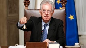 Le président du Conseil italien Mario Monti (ici lors de son premier conseil des ministres, mercredi) doit présenter ce jeudi lors d'un discours au Sénat son programme de gouvernement et les mesures d'austérité censées restaurer la confiance dans les fina