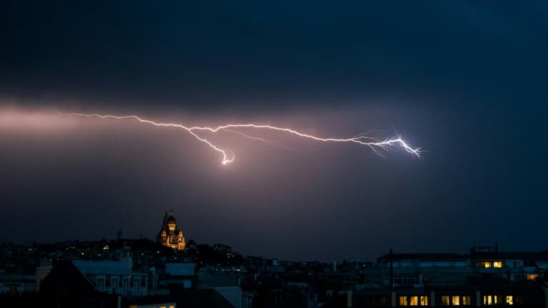Un éclair dans un ciel d'orage près de la basilique du Sacré Coeur à Montmartre, le 25 juin 2025 à Paris