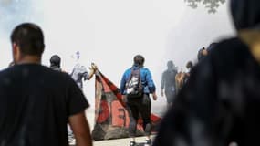 Des militants antifascistes au milieu des gaz lacrymogènes lors d'une contre-manifestation face à un rassemblement d'extrême droite "contre le Marxisme" le 27 août 2017 à Los Angeles
