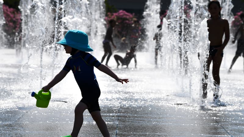 Un enfant profite des espaces d'eau à Paris, en juillet 2018 (PHOTO D'ILLUSTRATION).