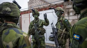 Des soldats du 13e bataillon de contre-espionnage, 2e section de reconnaissance des forces armées suédoises, participent à un exercice militaire à Kungsangen, près de Stockholm, le 27 février 2024. (photo d'illustration)