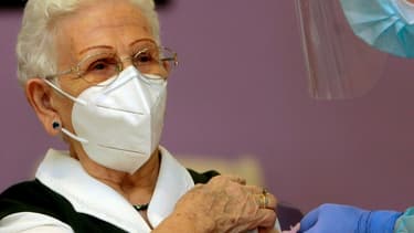 Araceli Rosario Hidalgo Sanchez, une pensionnaire de 96 ans d'une maison de retraite de Guadalajara, reçoit pour la première fois en Espagne le vaccin contre le Covid-19 le 27 décembre 2020