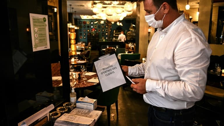 Les clients des restaurants devront laisser leur nom, leur numéro de téléphone et éventuellement leur adresse mail dans un "cahier de contact", comme ici à Paris le 5 octobre 2020.