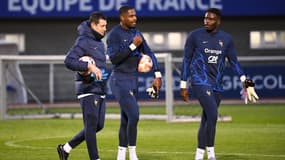 Mike Maignan avec Franck Raviot, l'entraîneur des gardiens (à gauche), et Brice Samba