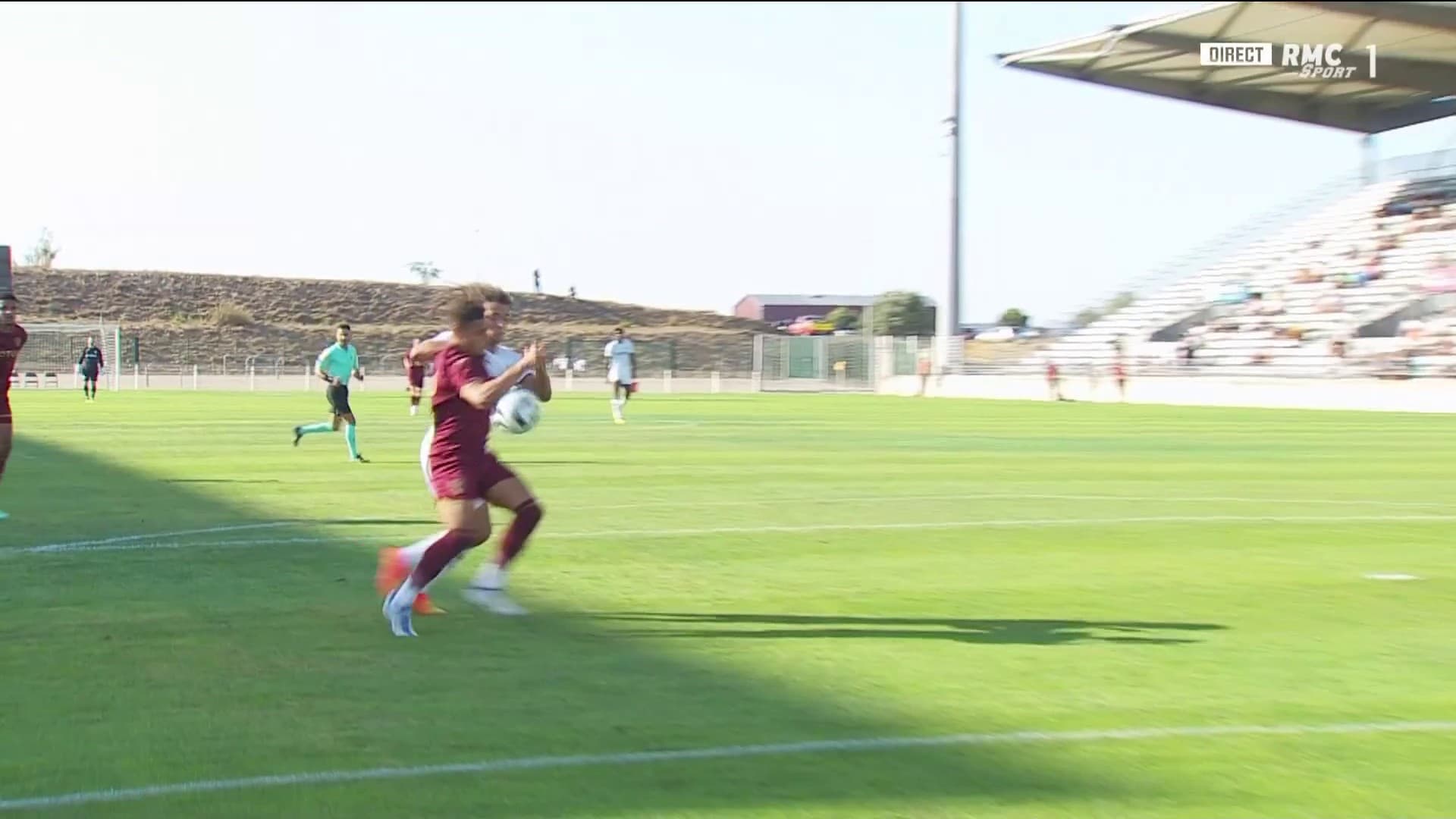 La main du défenseur de Norwich en amical contre l'OM, le 16 juillet 2022 La main du défenseur de Norwich en amical contre l'OM, le 16 juillet 2022