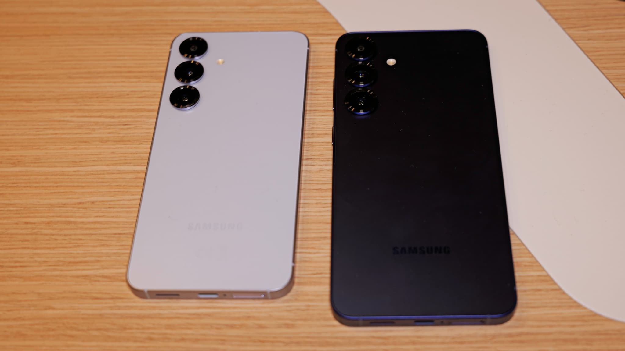 Le Samsung Galaxy S25 (à gauche) et le S25+ (à droite) Le Samsung Galaxy S25 (à gauche) et le S25+ (à droite)
