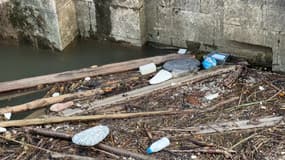 De nombreux déchets stagnent dans l'écluse du grand Vannage à Arques, poussés par les crues de le rivière Aa de novembre 2023.