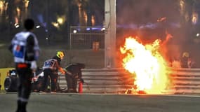 Photo de la voiture F1 en flammes du pilote français de Haas Romain Grosjean après son crash lors du Grand Prix de Bahrein le 29 novembre 2020 à Sakhir