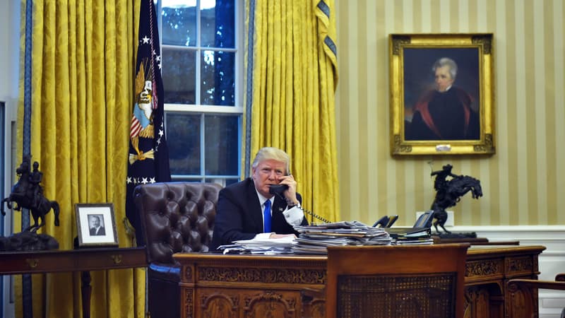 Donald Trump au téléphone avec le Premier ministre australien, Malcolm Turnbull, le 28 janvier. 