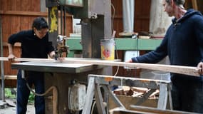 Des apprentis travaillent sur la restauration du Bel Espoir, le bateau de l'association des Amis du Jeudi Dimanche, au chantier d'insertion Le Moulin de l'Enfer, le 10 juin 2020 à Lannilis, dans le Finistère