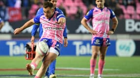 L'ouvreur du Stade Français Joris Segonds botte une pénalité contre l'Union Bordeaux-Bègles à Paris, le 26 mars 2022 