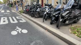 Des deux-roues stationnés à Paris (image d'illustration)