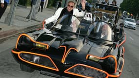 George Barris (à gauche) dans sa Batmobile