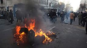 Une poubelle en flammes près de la place Azadi à Téhéran, où des heurts ont opposé manifestants et forces de sécurité. L'opposition iranienne parle de plusieurs dizaines d'arrestations lors de rassemblements interdits de soutien aux soulèvements en Egypte