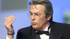 Alain Delon préside, le 19 février 2000 au théâtre des Champs-Elysées à Paris, la 25e cérémonie de remise des trophées du cinéma français.