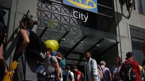 La boutique londonienne de 4.600 m2, beaucoup plus petite que les magasins traditionnels, est installée dans l'ancien immeuble emblématique de l'enseigne de fast-fashion Topshop, acheté 378 millions de livres en 2021.