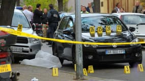 Des enquêteurs, le 18 octobre 2010, à Ajaccio (Corse-du-Sud), sur les lieux de l'assassinat d'Antoine Nivaggioni