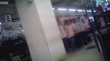 Des employés d'un sous-traitant chinois d'Apple, ici au garde à vous, sont soumis à une discipline quasi-militaire sur les lignes de production.