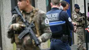 Des militaires de l'opération Sentinelle et des policiers municipaux devant le lycée de Nantes où une lycéenne a été tuée et trois autres blessés à coups de couteau par un élève, le 24 avril 2025 