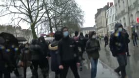 Loi sécurité globale: quelques tensions place du Commerce à Nantes