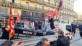 Une poupée gonflable à l'effigie d'Elisabeth Borne pendue à Marseille, lors de la quatrième journée de mobilisation contre la réforme des retraites le 11 février.