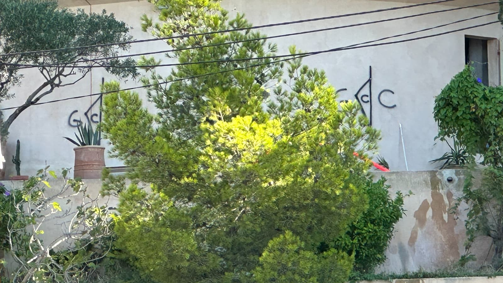 Un logo découvert sur la façade d'une villa incendiée à Ensuès-la-Redonne le 25 septembre 2023.