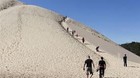 La dune du Pyla, la plus haute d'Europe, qui domine l'entrée du bassin d'Arcachon, avance de près de cinq mètres par an en moyenne, ce qui rend délicate la protection de ce site unique et majestueux. /Photo prise le 5 avril 2011/REUTERS/Régis Duvignau
