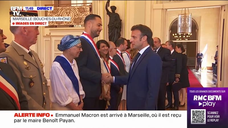 Emmanuel Macron vient d'arriver à l'hôtel de ville de Marseille