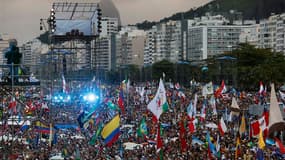 Des centaines de milliers de jeunes pèlerins sont venus acclamer le pape François jeudi soir sur la plage de Copacabana à Rio de Janeiro pour la fête d'accueil des Journées mondiales de la jeunesse (JMJ). /Photo prise le 25 juillet 2013/REUTERS/Stefano Re