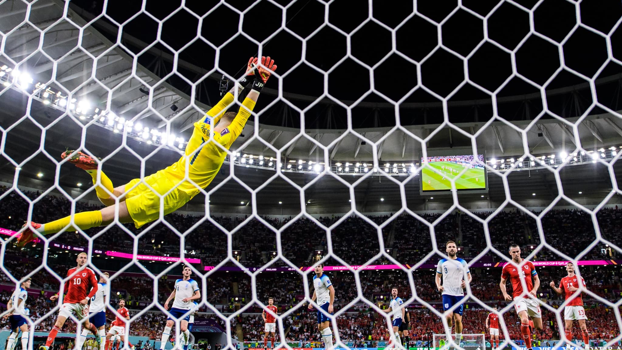Jordan Pickford réalise un plongeon contre le pays de Galles, même si le ballon passe très loin de son but.