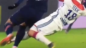 Nabil Fekir tacle Leandro Paredes par derrière