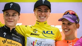 La maillot jaune Demi Vollering avec Lotte Kopecky et Katarzyna Niewiadoma, 30 juillet 2023