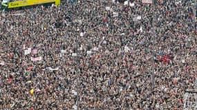 Les femmes ont manifesté dimanche en Italie (ici à Rome) pour dénoncer les scandales sexuels impliquant Silvio Berlusconi et leurs conséquences sur leur dignité et sur la résurgence de vieux stéréotypes machistes. /Photo prise le 13 février 2011/REUTERS/M
