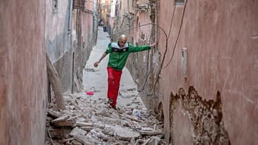 Un homme marche dans les décombres d'une rue de Marrakech, après le séisme au Maroc, le 9 septembre 2023